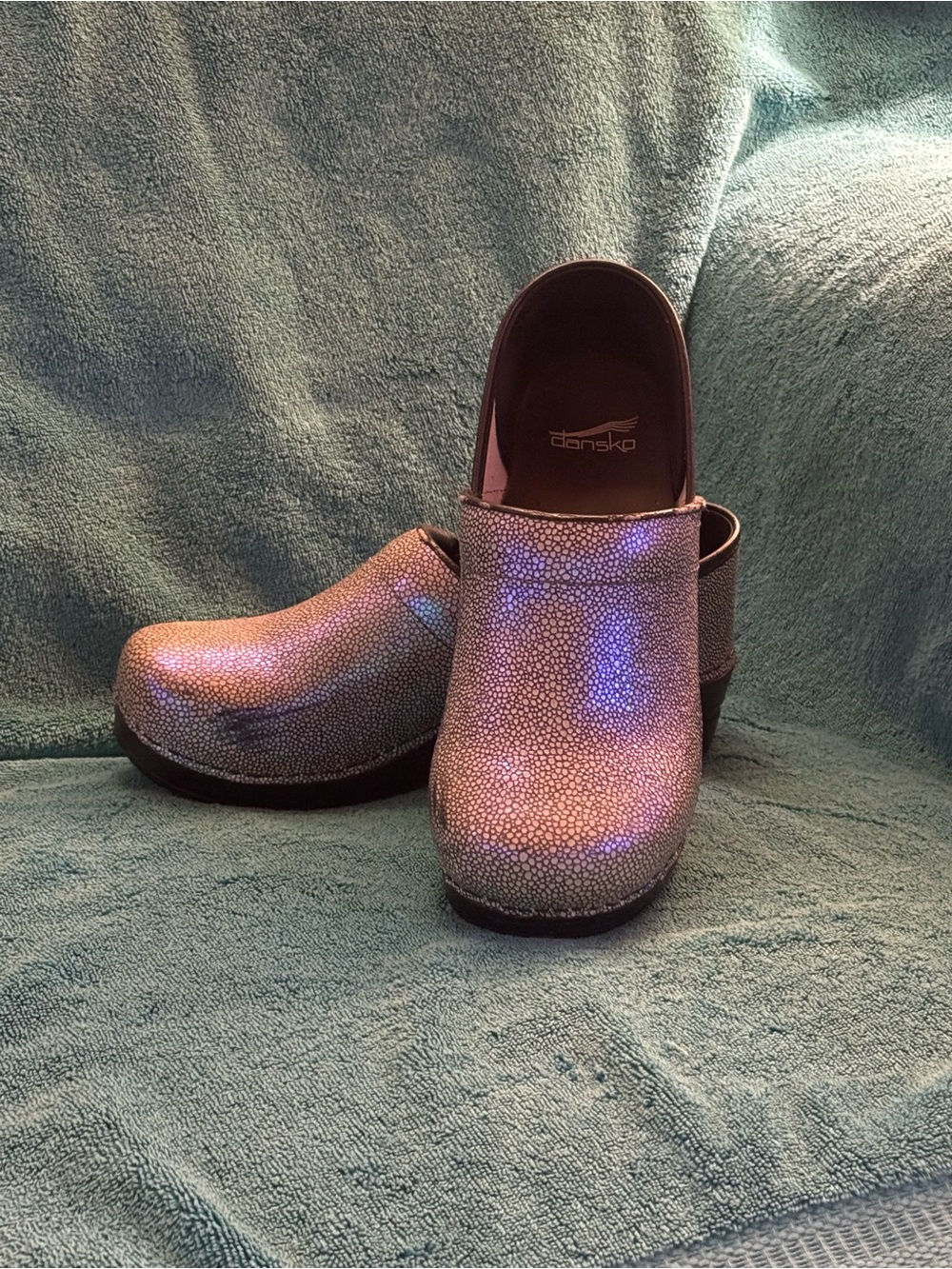 Dansko Iridescent Pebbled Leather Blue Purple Clogs Sz 41